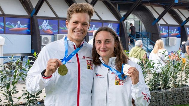 Čeští medailisté z bratislavského Čunova: zlatý Václav Chaloupka a bronzová Gabriela Satková. Čeští medailisté z bratislavského Čunova: zlatý Václav Chaloupka a bronzová Gabriela Satková.
