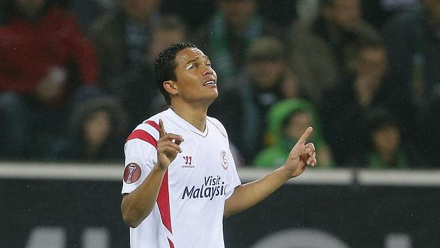 Útočník Sevilly Carlos Bacca slaví gól proti Mönchengladbachu. Útočník Sevilly Carlos Bacca slaví gól proti Mönchengladbachu.