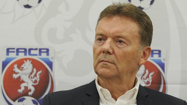 Druhý místopředseda za Čechy Roman Berbr na tiskové konferenci po zasedání výkonného výboru Fotbalové asociace ČR. Druhý místopředseda za Čechy Roman Berbr na tiskové konferenci po zasedání výkonného výboru Fotbalové asociace ČR.