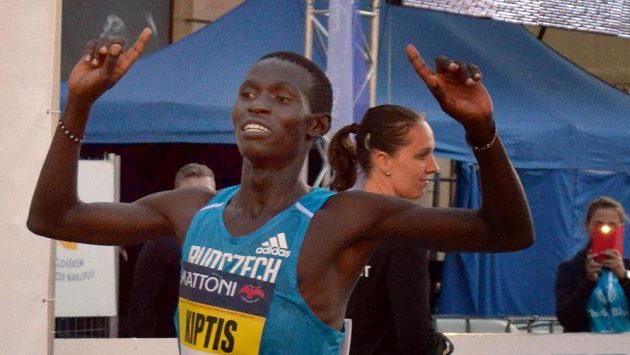 Olomoucký půlmaraton - vítěz mužské kategorie Josphat Kiptis z Keni. Olomoucký půlmaraton - vítěz mužské kategorie Josphat Kiptis z Keni.