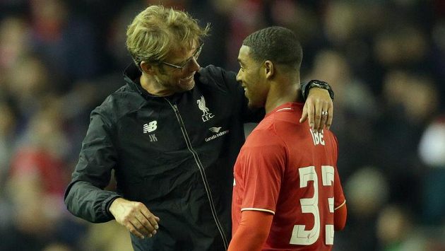Trenér Liverpoolu Jürgen Klopp (vlevo) slaví s Jordanem Ibem vítězství nad Bournemouthem. Trenér Liverpoolu Jürgen Klopp (vlevo) slaví s Jordanem Ibem vítězství nad Bournemouthem.