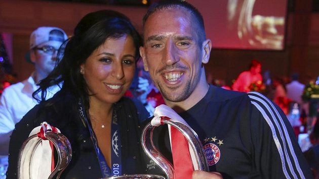 Franck Ribéry z Bayernu slaví na banketu týmu v Londýně triumf v Lize mistrů s manželkou Wahibou. Franck Ribéry z Bayernu slaví na banketu týmu v Londýně triumf v Lize mistrů s manželkou Wahibou.