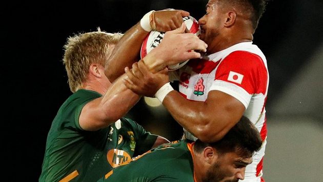 Velkou bitvou byl už přípravný duel Japonska (v bílo-červeném) s Jižní Afrikou. Velkou bitvou byl už přípravný duel Japonska (v bílo-červeném) s Jižní Afrikou.