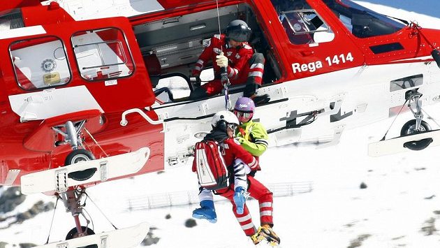 Záchranáři pomáhají zraněné německé lyžařce Marii Höflové-Rieschové do vrtulníku, který ji transportoval do nemocnice. Záchranáři pomáhají zraněné německé lyžařce Marii Höflové-Rieschové do vrtulníku, který ji transportoval do nemocnice.