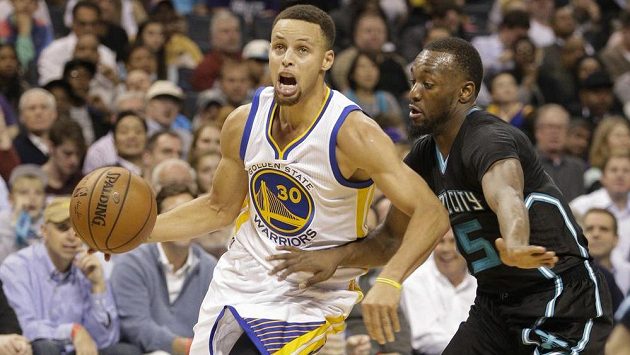 Hvězdného rozehrávače Stephena Curryho zvolila AP sportovcem roku. Hvězdného rozehrávače Stephena Curryho zvolila AP sportovcem roku.