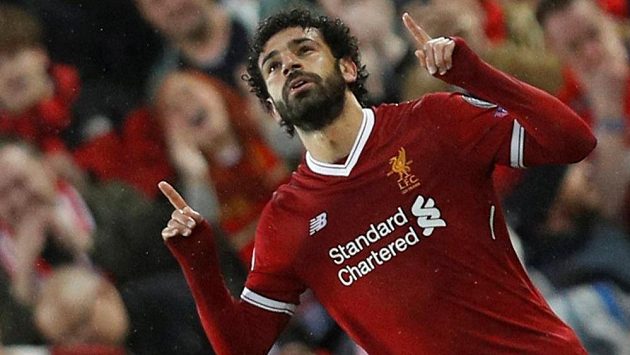 Kanonýr Liverpoolu Mohamed Salah oslavuje svoji úvodní trefu proti AS Řím. Kanonýr Liverpoolu Mohamed Salah oslavuje svoji úvodní trefu proti AS Řím.