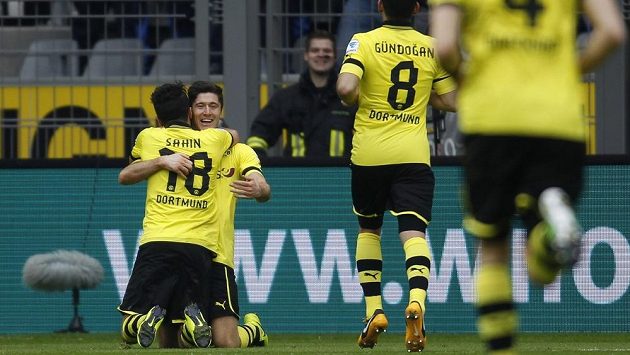 Fotbalisté Nuri Sahin a Robert Lewandowski (vlevo) slaví gól do sítě Freiburgu. Fotbalisté Nuri Sahin a Robert Lewandowski (vlevo) slaví gól do sítě Freiburgu.
