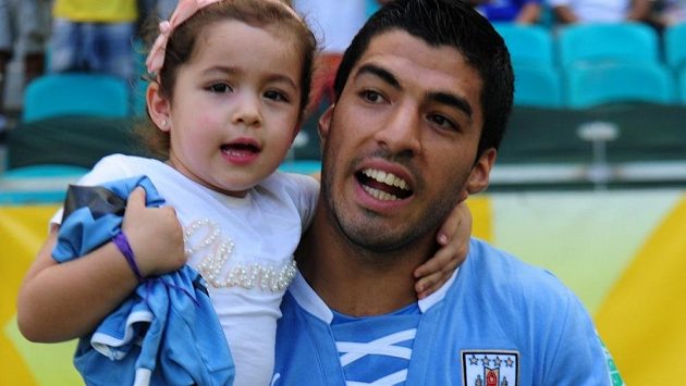 Uruguayský útočník Luis Suárez s dcerkou Delfinou. Uruguayský útočník Luis Suárez s dcerkou Delfinou.