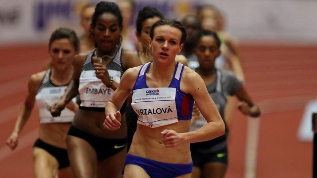 Simona Vrzalová na čele závodu na 1500 m při mítinku Czech Indoor Gala. Simona Vrzalová na čele závodu na 1500 m při mítinku Czech Indoor Gala.