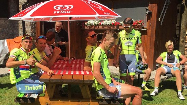 Roman Kreuziger (vlevo) během volného dne Tour de France s kolegy na kávě. Roman Kreuziger (vlevo) během volného dne Tour de France s kolegy na kávě.