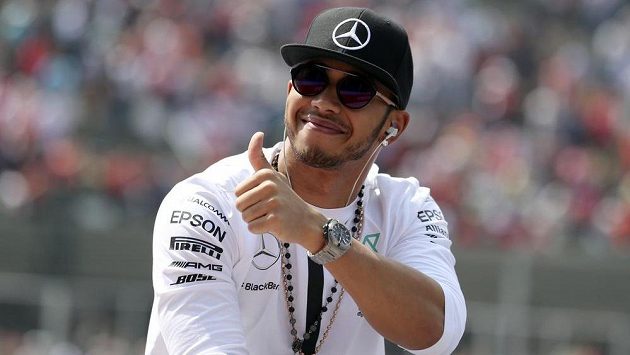 Lewis Hamilton zdraví diváky při Velké ceně Mexika. Lewis Hamilton zdraví diváky při Velké ceně Mexika.