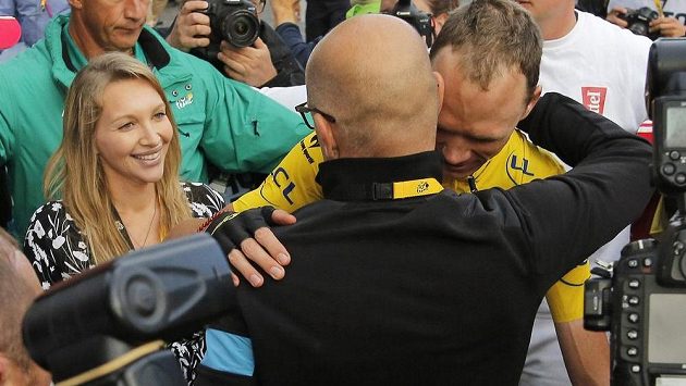 Brit Chris Froome dovezl žlutý trikot do cíle Tour de France 2015 a mohl se radovat s manažerem týmu Sky Daveem Brailsfordem a manželkou Michelle. Brit Chris Froome dovezl žlutý trikot do cíle Tour de France 2015 a mohl se radovat s manažerem týmu Sky Daveem Brailsfordem a manželkou Michelle.