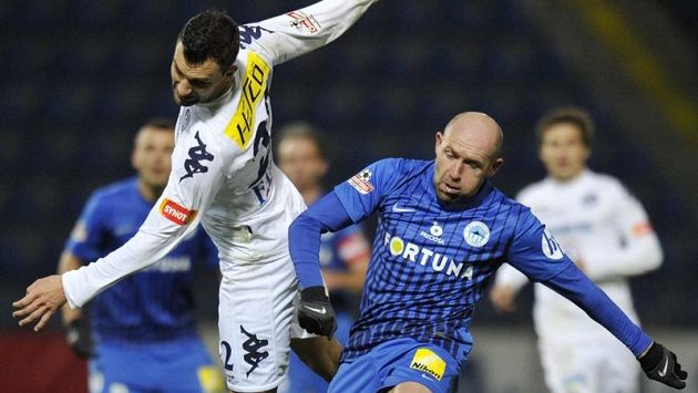 Liberecký Jiří Štajner (vpravo) bojuje s Vlastimilem Daníčkem ze Slovácka. Liberecký Jiří Štajner (vpravo) bojuje s Vlastimilem Daníčkem ze Slovácka.