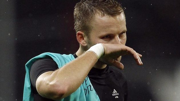 Michal Kadlec s dresem Lionela Messiho přes rameno. Michal Kadlec s dresem Lionela Messiho přes rameno.