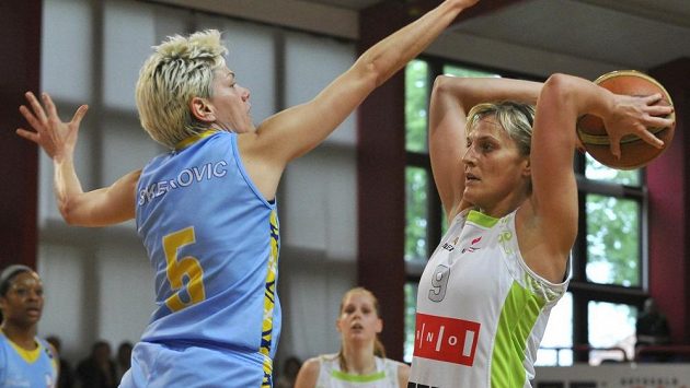 Brněnská basketbalistka Hana Horáková (vpravo) ve finálovém utkání proti USK Praha bojuje s Jelenou Škerovičovou. Brněnská basketbalistka Hana Horáková (vpravo) ve finálovém utkání proti USK Praha bojuje s Jelenou Škerovičovou.