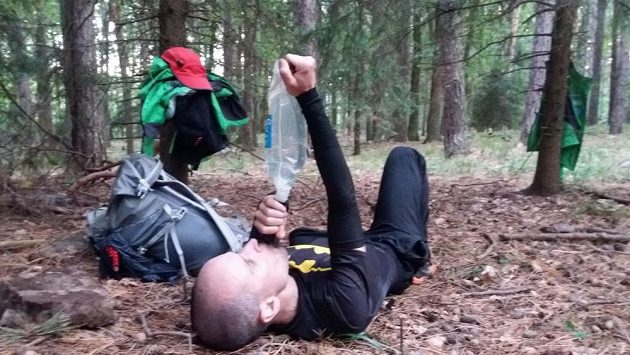 Pauza v lese, voda je základ pro přežití. Pauza v lese, voda je základ pro přežití.