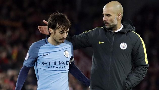 Záložník Manchesteru City David Silva (vlevo) a trenér Citizens Pep Guardiola - ilustrační foto. Záložník Manchesteru City David Silva (vlevo) a trenér Citizens Pep Guardiola - ilustrační foto.
