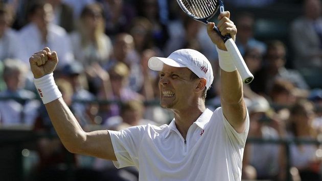 Tomáš Berdych se ve Wimbledonu raduje po výhře nad Kevinem Andersonem z JAR. Tomáš Berdych se ve Wimbledonu raduje po výhře nad Kevinem Andersonem z JAR.