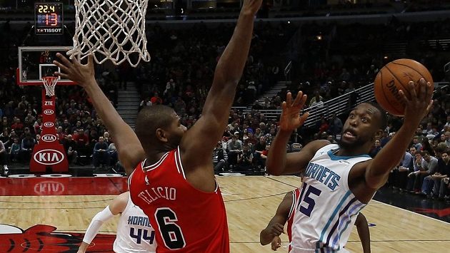 Hvězda basketbalového Charlotte Kemba Walker se prosazuje přes Christiana Felicia z Chicaga, v utkání nastřílel Walker 47 bodů. Hvězda basketbalového Charlotte Kemba Walker se prosazuje přes Christiana Felicia z Chicaga, v utkání nastřílel Walker 47 bodů.