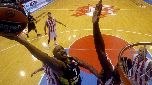 Ricky Hickman z Fenerbahce (vlevo) smečuje v zápase s Crvenou Zvezdou Bělehrad. Ricky Hickman z Fenerbahce (vlevo) smečuje v zápase s Crvenou Zvezdou Bělehrad.