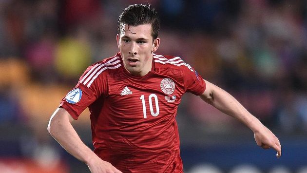 Dán Pierre-Emile Höjbjerg během utkání EURO 2015 hráčů do 21 let se Švédy v Praze. Dán Pierre-Emile Höjbjerg během utkání EURO 2015 hráčů do 21 let se Švédy v Praze.