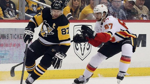 Český útočník Michael Frolík (vpravo) z Calgary v souboji s kapitánem Pittsburghu Sidneym Crosbym. Český útočník Michael Frolík (vpravo) z Calgary v souboji s kapitánem Pittsburghu Sidneym Crosbym.