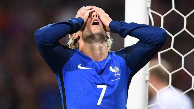 Typické gesto francouzských fotbalistů během zápasu s Lucemburskem. Na snímku Antoine Griezmann. Typické gesto francouzských fotbalistů během zápasu s Lucemburskem. Na snímku Antoine Griezmann.