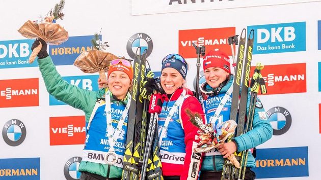 Stupně vítězů po sprintu v Anterselvě. Zleva stříbrná Němka Dahlmeierová, uprostřed zlatá Eckhoffová z Norska a vpravo bronzová Veronika Vítková. Stupně vítězů po sprintu v Anterselvě. Zleva stříbrná Němka Dahlmeierová, uprostřed zlatá Eckhoffová z Norska a vpravo bronzová Veronika Vítková.
