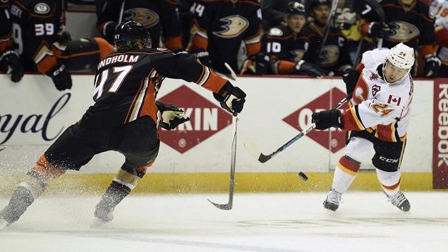 Jiří Hudler pálí na branku Anaheimu, brání mu zadák Hampus Lindholm. Jiří Hudler pálí na branku Anaheimu, brání mu zadák Hampus Lindholm.