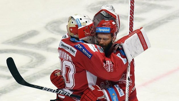 Hráči Třince brankář Šimon Hrubec a útočník Martin Růžička se radují z vítězství nad Spartou. Hráči Třince brankář Šimon Hrubec a útočník Martin Růžička se radují z vítězství nad Spartou.