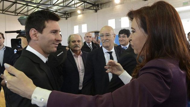 Argentinská prezidentka Cristina Fernandezová se zdraví s Lionelem Messim. Argentinská prezidentka Cristina Fernandezová se zdraví s Lionelem Messim.