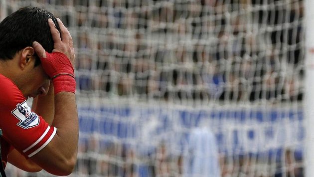 Liverpoolský Luis Suárez s hlavou v dlaních po neproměněné šanci v derby s Evertonem. Liverpoolský Luis Suárez s hlavou v dlaních po neproměněné šanci v derby s Evertonem.