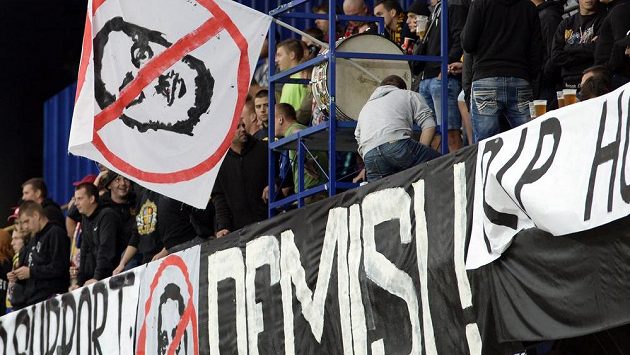 Kotelníci Sparty pojali utkání s Karvinou jako protest proti vedení klubu. Kotelníci Sparty pojali utkání s Karvinou jako protest proti vedení klubu.