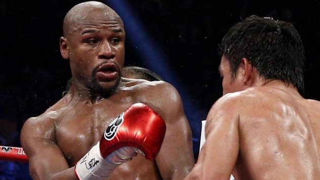 Floyd Mayweather (vlevo) v ostře sledovaném souboji s Filipíncem Mannym Pacquiaem. Floyd Mayweather (vlevo) v ostře sledovaném souboji s Filipíncem Mannym Pacquiaem.