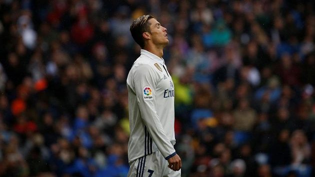 Cristiano Ronaldo z Realu Madrid po zahozené penaltě proti Valencii. Cristiano Ronaldo z Realu Madrid po zahozené penaltě proti Valencii.