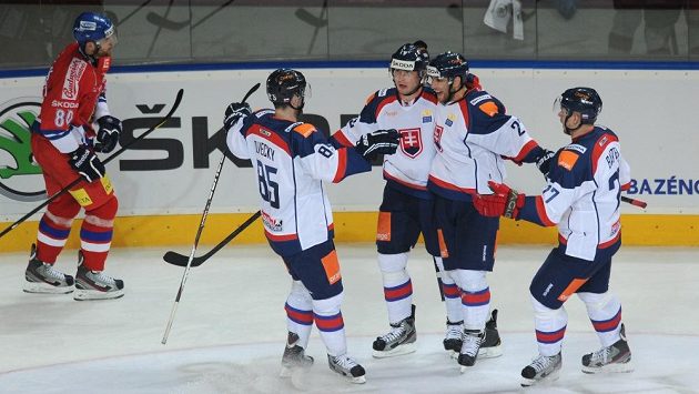 Slovenští hokejisté slaví rozhodující gól nad českým výběrem. Slovenští hokejisté slaví rozhodující gól nad českým výběrem.