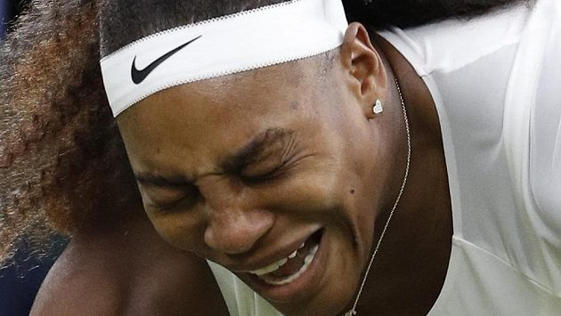 Američanka Serena Williamsová poté, co vzdala kvůli zranění zápas prvního kola Wimbledonu s Aliaksandrou Sasnovičovou z Běloruska. Američanka Serena Williamsová poté, co vzdala kvůli zranění zápas prvního kola Wimbledonu s Aliaksandrou Sasnovičovou z Běloruska.