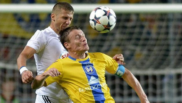 Vitalij Radzionau (ve žlutém) z BATE Borisov v hlavičkovém souboji s Aleksandarem Jovanovičem z Debrecínu. Vitalij Radzionau (ve žlutém) z BATE Borisov v hlavičkovém souboji s Aleksandarem Jovanovičem z Debrecínu.