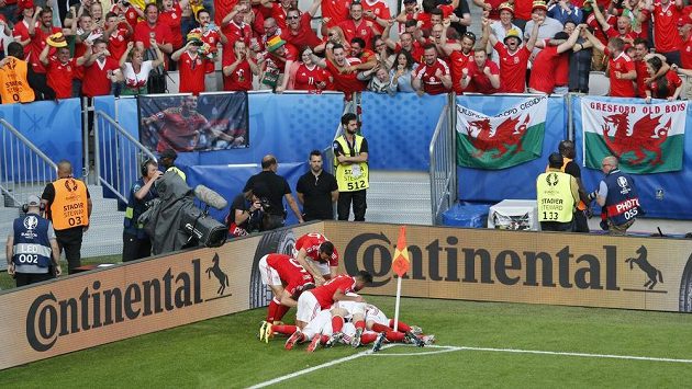 Fotbalisté Walesu slaví druhý gól v zápase mistrovství Evropy proti Slovensku. Fotbalisté Walesu slaví druhý gól v zápase mistrovství Evropy proti Slovensku.