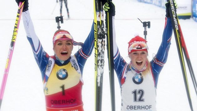 Skvělé Češky! Vítězka závodu s hromadným startem Gabriela Koukalová (vlevo) a v cíli třetí Eva Puskarčíková. Skvělé Češky! Vítězka závodu s hromadným startem Gabriela Koukalová (vlevo) a v cíli třetí Eva Puskarčíková.