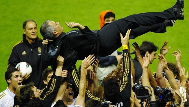 Kouč Realu Jose Mourinho lítá nad hlavami hráčů. Kouč Realu Jose Mourinho lítá nad hlavami hráčů.