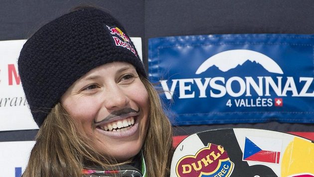 Snowboardcrossařka Eva Samková oslavuje na pódiu své třetí místo v závodu SP ve švýcarském Veysonnaz Snowboardcrossařka Eva Samková oslavuje na pódiu své třetí místo v závodu SP ve švýcarském Veysonnaz