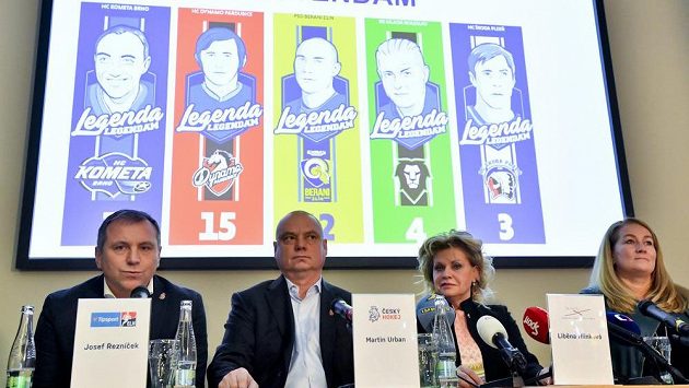 Zleva ředitel Tipsport extraligy Josef Řezníček, generální sekretář Českého hokeje Martin Urban, manželka tragicky zesnulého hokejového trenéra Ivana Hlinky Liběna Hlinková a členka dozorčí rady týmu HC Kometa Brno Lenka Plšková. Zleva ředitel Tipsport extraligy Josef Řezníček, generální sekretář Českého hokeje Martin Urban, manželka tragicky zesnulého hokejového trenéra Ivana Hlinky Liběna Hlinková a členka dozorčí rady týmu HC Kometa Brno Lenka Plšková.