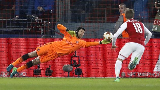 Petr Čech vyráží střelu Bistroviče z přímého kopu. Petr Čech vyráží střelu Bistroviče z přímého kopu.