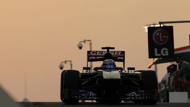 Vůz Toro Rosso řízený Jeanem-Erikem Vergnem při tréninku na Velkou cenu Abú Zabí. Vůz Toro Rosso řízený Jeanem-Erikem Vergnem při tréninku na Velkou cenu Abú Zabí.