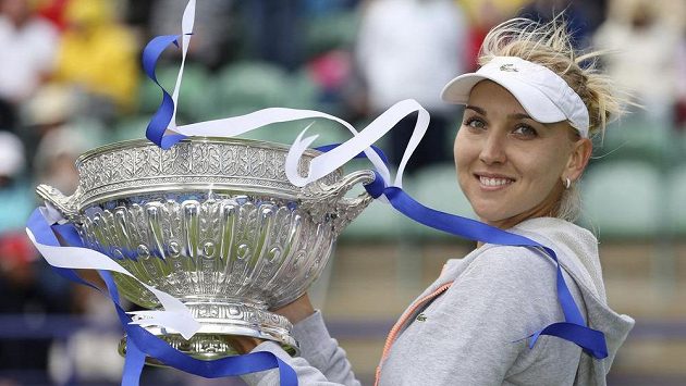Ruská tenistka Jelena Vesninová s trofejí pro vítězku turnaje v Eastbourne. Ruská tenistka Jelena Vesninová s trofejí pro vítězku turnaje v Eastbourne.