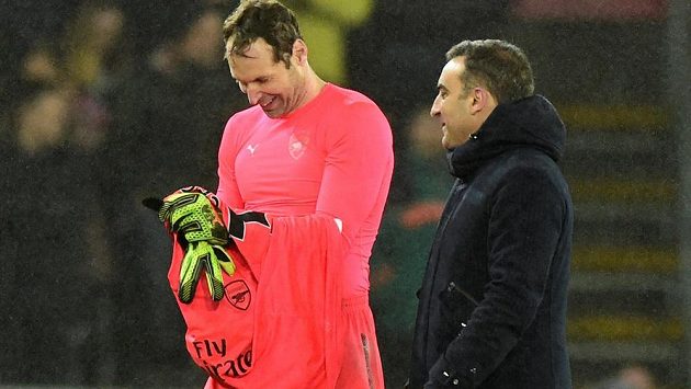 Gólman Arsenalu Petr Čech po prohraném utkání na půdě Swansea prohodil pár slov s manažerem soupeře Carlosem Carvalhalem a věnoval mu svůj dres. Gólman Arsenalu Petr Čech po prohraném utkání na půdě Swansea prohodil pár slov s manažerem soupeře Carlosem Carvalhalem a věnoval mu svůj dres.