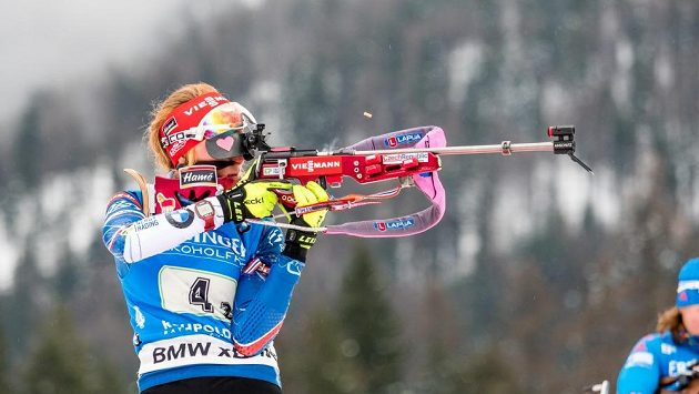 Markéta Davidová při osudné střelce ve stoje. Markéta Davidová při osudné střelce ve stoje.