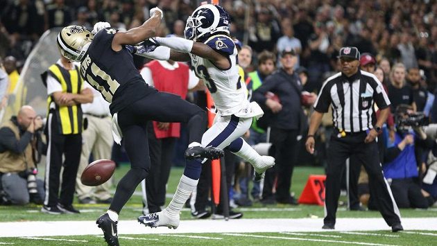 Obránce Los Angeles Rams Nickell Robey-Coleman (v bílém) takto přejel wide receivera New Orleans Saints Tommylee Lewise. Podle rozhodčích čistý zákrok. Obránce Los Angeles Rams Nickell Robey-Coleman (v bílém) takto přejel wide receivera New Orleans Saints Tommylee Lewise. Podle rozhodčích čistý zákrok.