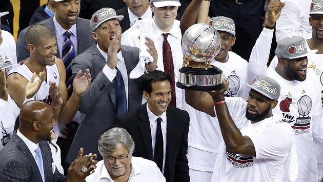 Basketbalisté Miami se radují s trofejí pro vítěze Východní konference v letošním play-off NBA. Basketbalisté Miami se radují s trofejí pro vítěze Východní konference v letošním play-off NBA.